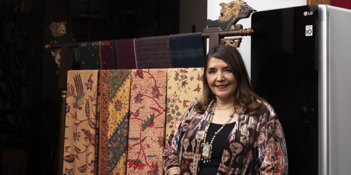 Cara Ghea Panggabean Merawat Koleksi Busana dan Kain-Kain Antik Miliknya