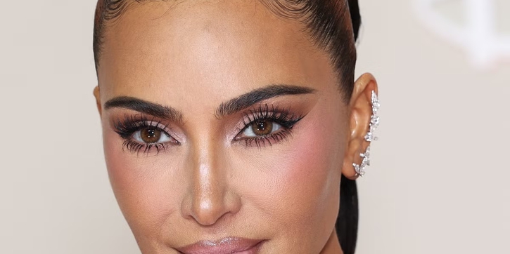 Kim Kardashian Berenang penuh Romansa Mengenakan Busana McQueen Arsip Bertema Kapal Karam