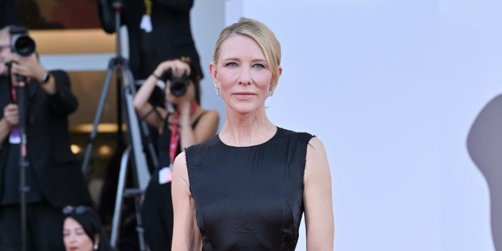 Cate Blanchett Seolah Melayang Saat Memakai Gaun Bulu Maison Margiela