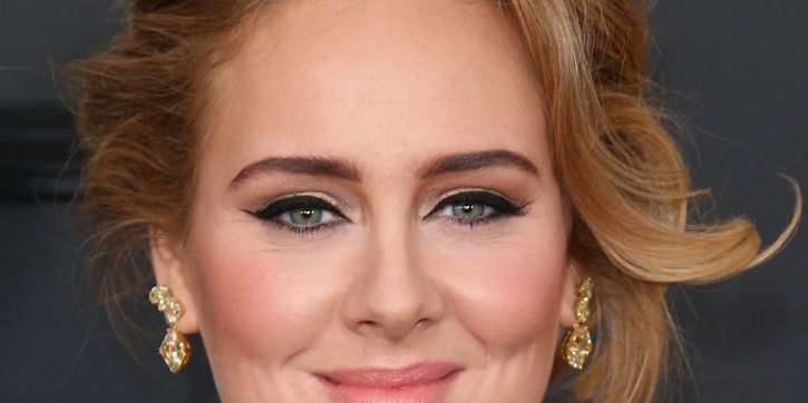 Trik Pintar di Balik Eyeliner Ikonis Milik Adele