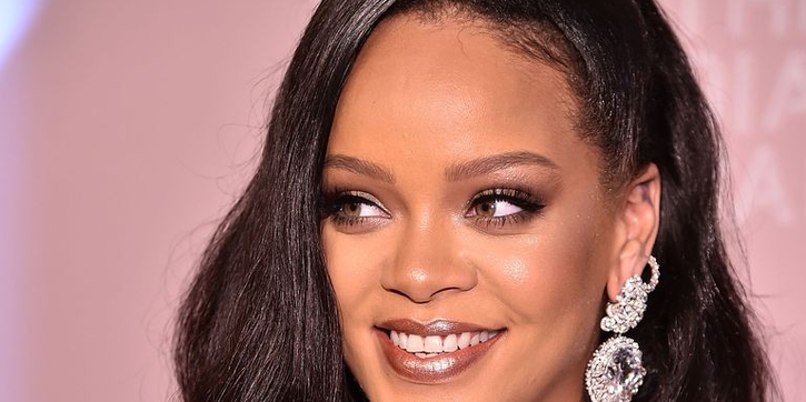 3 Produk Fenty Beauty yang Selalu Dibawa Rihanna