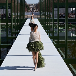 Jonathan Anderson Membawa Dior Cruise 2028 Kembali ke Shanghai