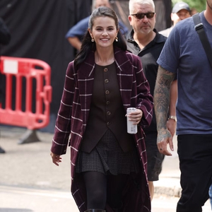 Mabel yang Diperankan Selena Gomez Tetap Setia pada Koleksi Mantel Ikonisnya di Only Murders in the Building