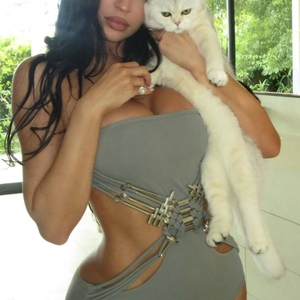 Kylie Jenner adalah Cat Mom Paling Keren dalam Balutan Bodysuit Strapless Gucci era 2010-an