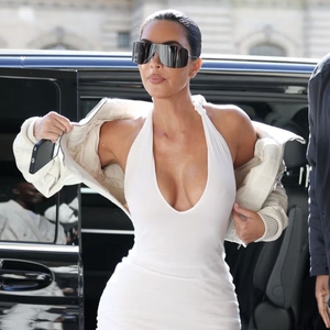 Kim Kardashian Hadirkan Gaya Marilyn Monroe dalam Gaun Putih Berpotongan Plunging