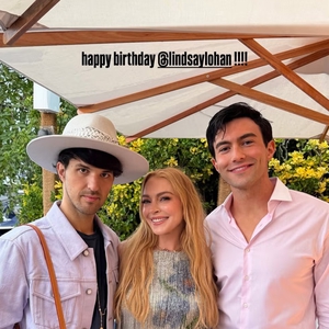 Rayakan Ulang Tahun ke-40, Lindsay Lohan Tampil Memukau dengan Little Floral Fringe Dress yang Sempurna