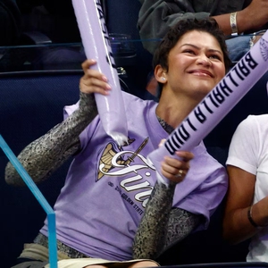 Zendaya Tunjukkan Dukungan untuk Tim Kebanggaannya di Final WNBA Lewat Kaus Motif Kulit Ular Rancangannya