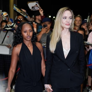 Angelina Jolie Secara Halus Mengikuti Tren Exposed-Bra Saat Jalan Malam Bersama Putrinya, Zahara