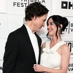 Katy Perry dan Justin Trudeau Tampil Perdana di Karpet Merah dengan Busana Klasik Hitam-Putih