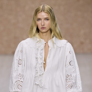 Apple Martin Debut di Runway untuk Pertama Kalinya di Paris Fashion Week