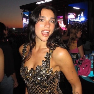 Dua Lipa Hadirkan Sentuhan Khasnya pada Gaya Festival dengan Chainmail Minidress dan Playsuit Renda Mungil