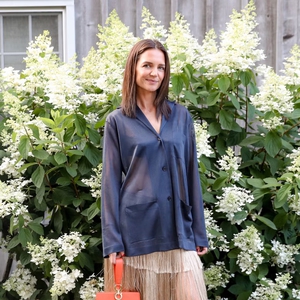Koleksi Pakaian Katie Holmes di Hamptons Meliputi Kemeja Kancing Transparan dan Rok Berumbai