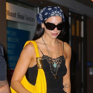 Dua Lipa Tampil dengan Gaya Boho Biker & Bandana Andalannya