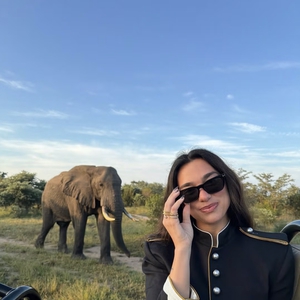 Dua Lipa Tampilkan Gaya Safari yang Tak Biasa
