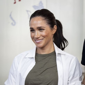 Duchess Meghan Kenakan Kemeja Putih Favorit Putri Kate di Yordania