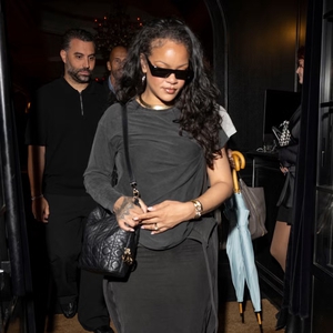 Rihanna Tampil Keren & Nyaman dalam Busana Serba Hitam untuk Sesi Berbelanja