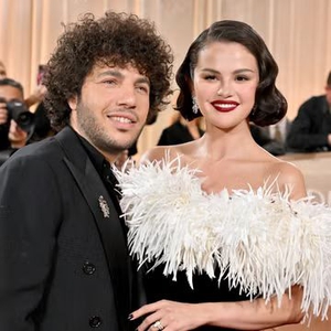 Selena Gomez & Benny Blanco Tampil Kontras Saat Makan Malam Ulang Tahunnya