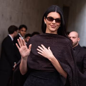 Kendall Jenner Menata Selendangnya Seperti Jubah di Milan Fashion Week