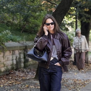 Katie Holmes Tampil dengan Lapisan Earth Tone untuk Musim Gugur
