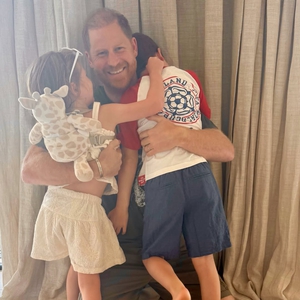 Duchess Meghan Membagikan Foto Manis Pangeran Harry dan Anak-Anaknya untuk Hari Ayah