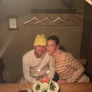 Hailey Bieber Kembali Mengenakan Item Vintage untuk Ulang Tahun Justin yang ke-32
