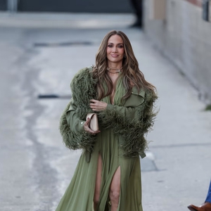 Jennifer Lopez Tampil Bak Mother Nature dalam Sage Dress Berpotongan Rendah dengan Blazer Mossy Senada