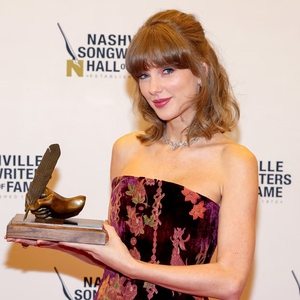 Taylor Swift Membawa Sentuhan Romansa Country ke Kampung Halamannya di Nashville dengan Minidress Raisa Vanessa