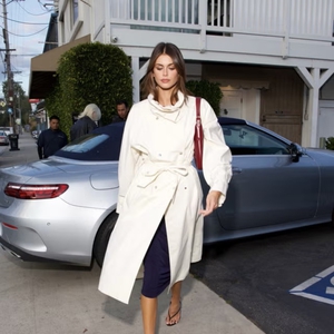 Kaia Gerber Andalkan Trench Coat Putih untuk Musim Panas