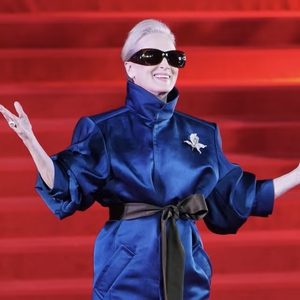 Meryl Streep Kenakan Saint Laurent Biru ke Pemutaran Perdana The Devil Wears Prada 2 di Shanghai