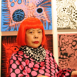 Gaya Yayoi Kusama Sungguh Luar Biasa dan Memukau