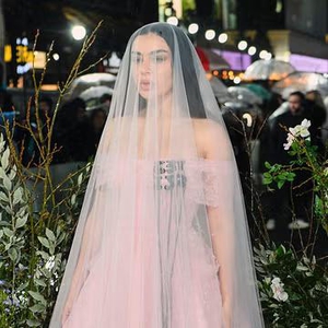 Charli XCX Mengubah Dirinya Menjadi Pengantin Gotik untuk Premier Wuthering Heights di London