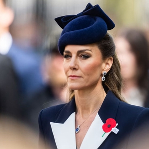 Gaun Biru Navy Milik Putri Kate Terlihat Seolah Dibuat Khusus untuk Seorang Bangsawan