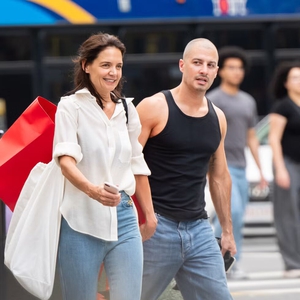 Katie Holmes dan Jason Bard Yarmosky Tampil Perdana dengan Gaya Pasangan yang Serasi