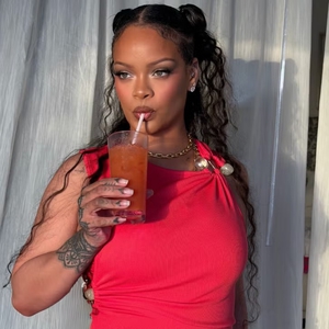 Rihanna Tampilkan Gaya Y2K Saat Berlibur di Barbados