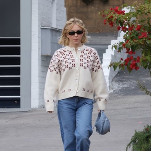 Sydney Sweeney Memberi Sentuhan Retro pada Gaya Bob Barunya dan Sweater Favorit Khas Musim Gugur