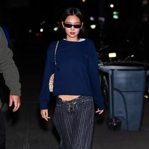 Seragam Off-Duty Jennie Menampilkan Jeans Pinstripe Vintage dan Tas Chanel Bercorak Bintik-Bintik