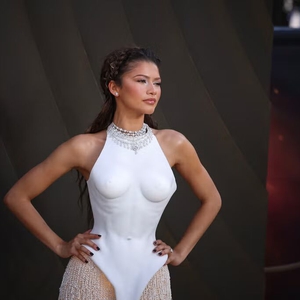 Zendaya Tampil Seperti Dewi dalam Gaun Schiaparelli Berhias Manik-Manik yang Sarat Sentuhan Skulptural