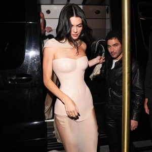 Kendall Jenner Tampil Perdana dengan Gaun yang Dibentuk Tubuhnya di Pesta Setelah Met Gala