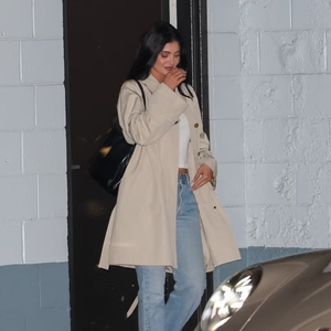 Kylie Jenner Menandai Dimulainya Musim Car Coat