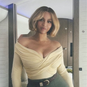 Beyonc&eacute; Baru Saja Memamerkan Gaya Rambut Bob Karamel Paling Glamor