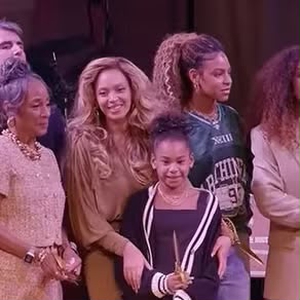 Beyonc&eacute; Ajak Blue Ivy dan Rumi ke Atas Panggung dalam Momen Langka di Peresmian Knowles-Rowland House