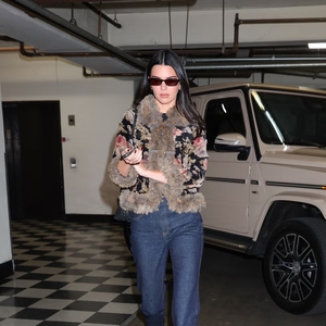 Kendall Jenner Padukan Jaket Duffle Vintage dengan Jeans untuk Sushi Date Bersama Kylie