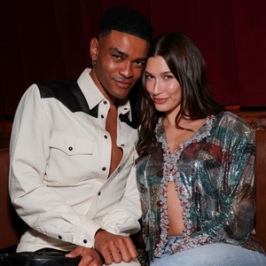 Hailey Bieber Tampil Chic dengan Jaket Chanel Iridesen & Jeans Biru Pudar