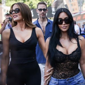 Kim Kardashian Beri Sentuhan Baru pada Formula Gaya Favorit Gen Z Saat Mendukung Lewis Hamilton
