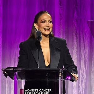 Jennifer Lopez Kembali Tampilkan Gaya Sexy Business