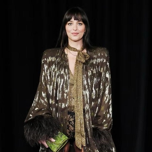 Maximalisme Menjadi Elegan di Tangan Dakota Johnson