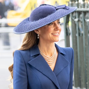 Putri Kate Tampil Timeless dengan Kalung Mutiara Vintage dan Anting Milik Ratu Elizabeth