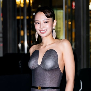 Jennie Memadukan Atasan Schiaparelli yang Berstruktur Dengan Anting-Anting Pernyataan yang Memukau