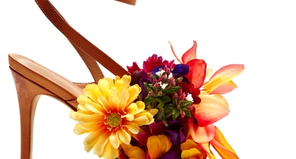 Kotur Merambah ke Koleksi Sepatu