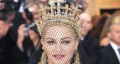 Madonna Mengenakan Mahkota Karya Desainer Indonesia